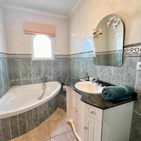 Villa 3 Bedroom Villa, Walking Distance To Moraira